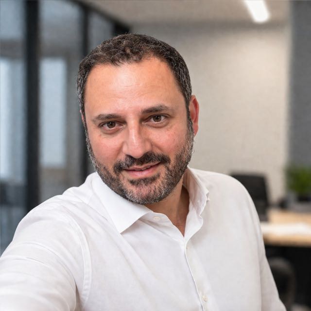 Michael Issan, opticien diplômé et fondateur de MichaelIssan.com